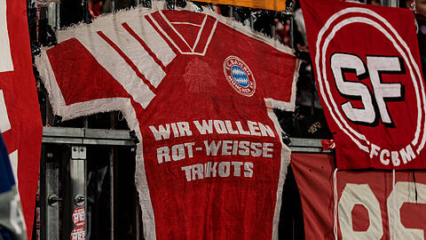 Seit Jahren protestieren Bayern-Fans, weil ihnen die Farbwahl bei den Heimtrikots nicht gefällt.
