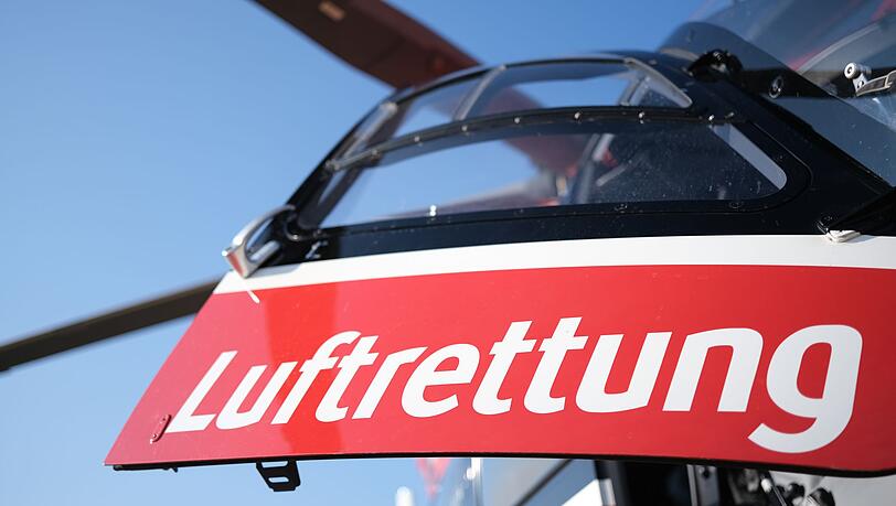 Mit einem Hubschrauber wurde der Verletzte in eine Klinik geflogen. (Symbolbild) Mit einem Hubschrauber wurde der Verletzte in eine Klinik geflogen. (Symbolbild)