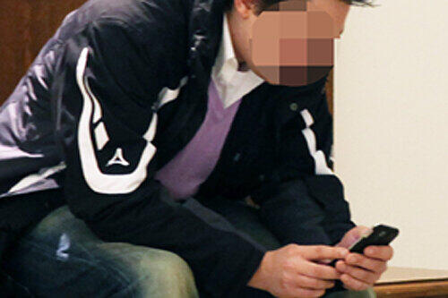 Der Erlanger Wirt Alex M. (25) wurde vom Bruder in seiner Wohnung ausgeraubt. Hier wartet er auf seine Vernehmung.