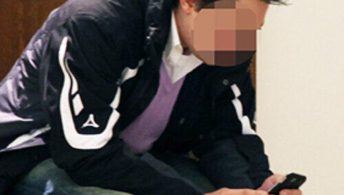Der Erlanger Wirt Alex M. (25) wurde vom Bruder in seiner Wohnung ausgeraubt. Hier wartet er auf seine Vernehmung. Der Erlanger Wirt Alex M. (25) wurde vom Bruder in seiner Wohnung ausgeraubt. Hier wartet er auf seine Vernehmung.
