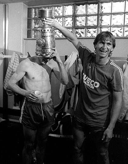 Hier bei der DFB-Pokal-Feier 1984 benutzt er die Trophäe seinem Vorgänger Rummenigge auf den Kopf.
