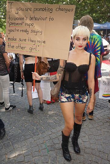 Beim Slutwalk wird in München und vielen anderen Städten gegen sexuelle Unterdrückung demonstriert: Hier die Bilder vom Sendlinger Tor.