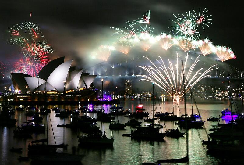 In Sydney wird das neue Jahr mit einem Mega-Feuerwerk über dem Opernhaus und der Harbour Bridge begrüßt
