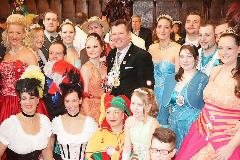 Seppi Schmid begrüßte am Freitag Faschingspaare im kleinen Sitzungsaal des Rathauses.