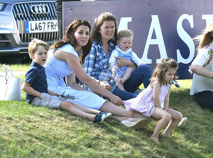 Mama Kate duldet es: Prinz George spielt mit einer Plastik-Pistole.