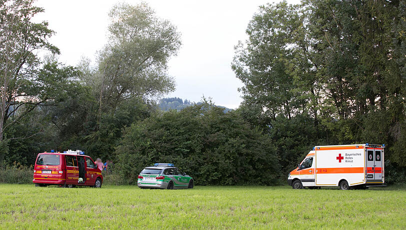Bilder vom Notarzteinsatz am Tachinger See - die 63-Jährige ist gestorben, kurz nachdem sie ins Krankenhaus. Bilder vom Notarzteinsatz am Tachinger See - die 63-Jährige ist gestorben, kurz nachdem sie ins Krankenhaus.