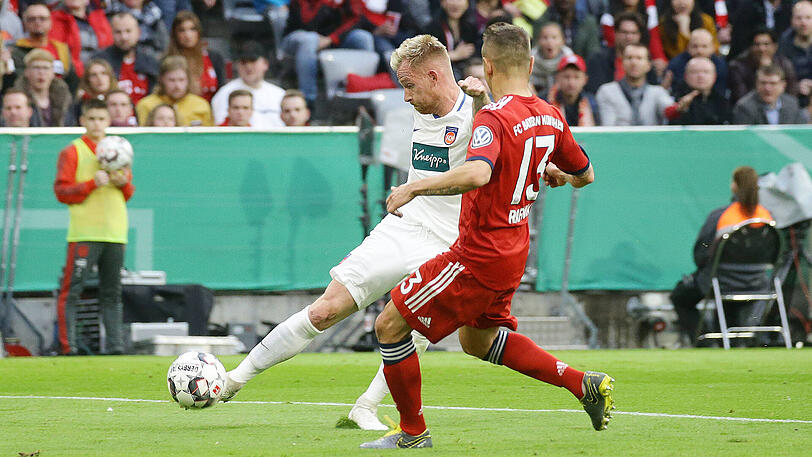 RAFINHA, NOTE 6: Wie schon in Freiburg musste David Alaba wegen muskulärer Probleme im Oberschenkel passen. Der Brasilianer ist ja der Allround-Ersatz auf beiden Außenverteidiger-Positionen. Kam zu spät bei Schnatterers Tor zum 1:2 &ndash; zu langsam. Von Kovac zur Pause ausgewechselt. Rafinha brauchte er für die Aufholjagd schlicht nicht mehr.
