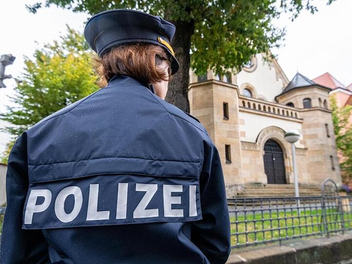 Eine Polizistin steht vor der Synagoge im bayerischen Straubing.
