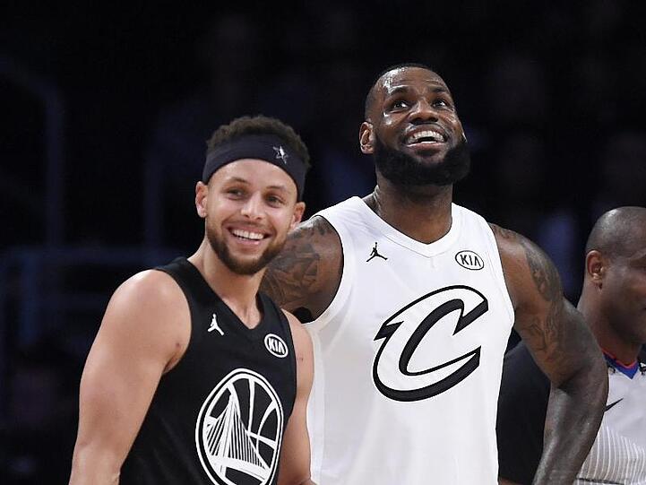 Stephen Curry (l) und LeBron James haben sich neben anderen NBA-Topstars für eine Fortsetzung der unterbrochenen Saison ausgesprochen.