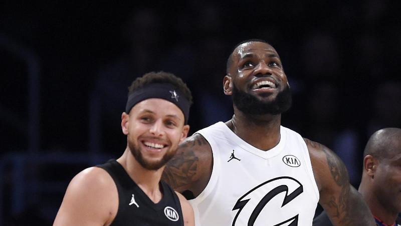 Stephen Curry (l) und LeBron James haben sich neben anderen NBA-Topstars für eine Fortsetzung der unterbrochenen Saison ausgesprochen. Stephen Curry (l) und LeBron James haben sich neben anderen NBA-Topstars für eine Fortsetzung der unterbrochenen Saison ausgesprochen.