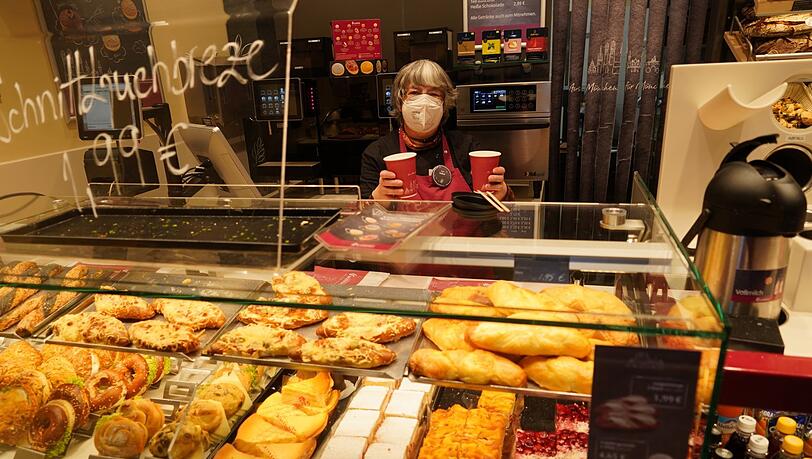 "Heut samma noch kulant", sagt Bäckereifachverkäuferin Christa Steber (58) beim Wimmer-Bäcker im Untergeschoss der Münchner Freiheit. "Heut samma noch kulant", sagt Bäckereifachverkäuferin Christa Steber (58) beim Wimmer-Bäcker im Untergeschoss der Münchner Freiheit.