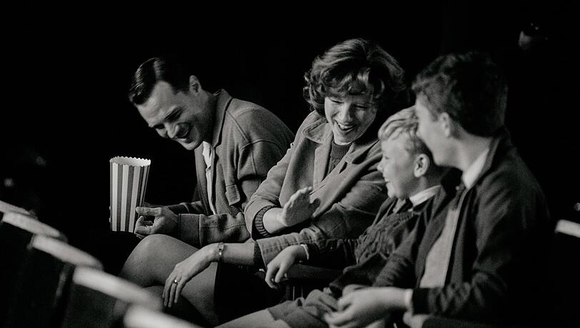 Kino als wunderbarer Ort: Jamie Dornan als "Pa", Caitriona Balfe als "Ma" und Buddy (Jude Hill) mit seinem älteren Bruder (Lewis McAskie).