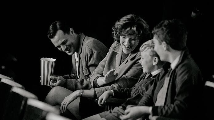 Kino als wunderbarer Ort: Jamie Dornan als "Pa", Caitriona Balfe als "Ma" und Buddy (Jude Hill) mit seinem älteren Bruder (Lewis McAskie).