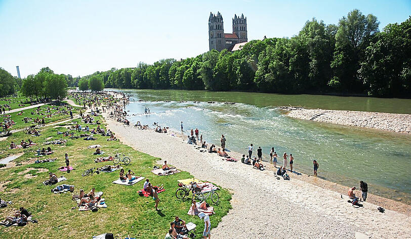 ... an der Isar (wo das Wasser aber zum Baden noch etwas kühl ist)...