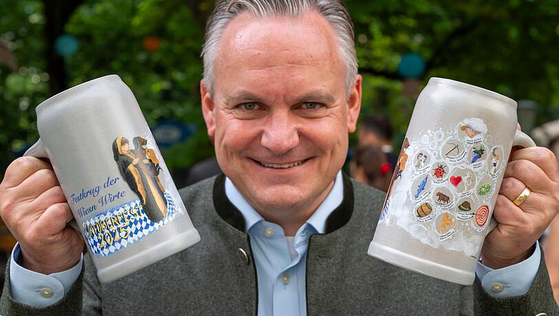 Wiesnchef Christian Scharpf zeigt den aktuellen Maßkrug der Wiesnwirte.