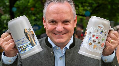 Wiesnchef Christian Scharpf zeigt den aktuellen Maßkrug der Wiesnwirte.