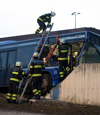 Ein Bus ist in M&uuml;nchen gegen eine Mauer gekracht.