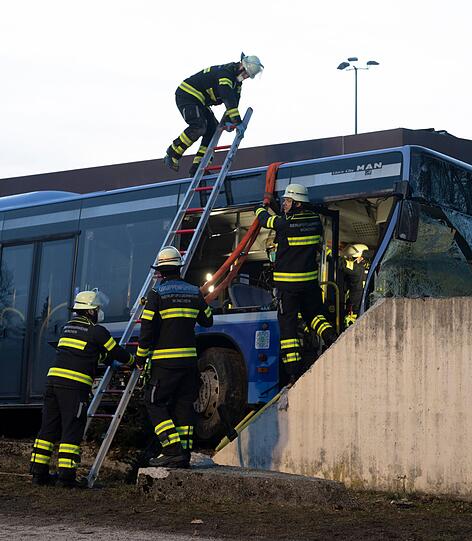 Ein Bus ist in M&uuml;nchen gegen eine Mauer gekracht.