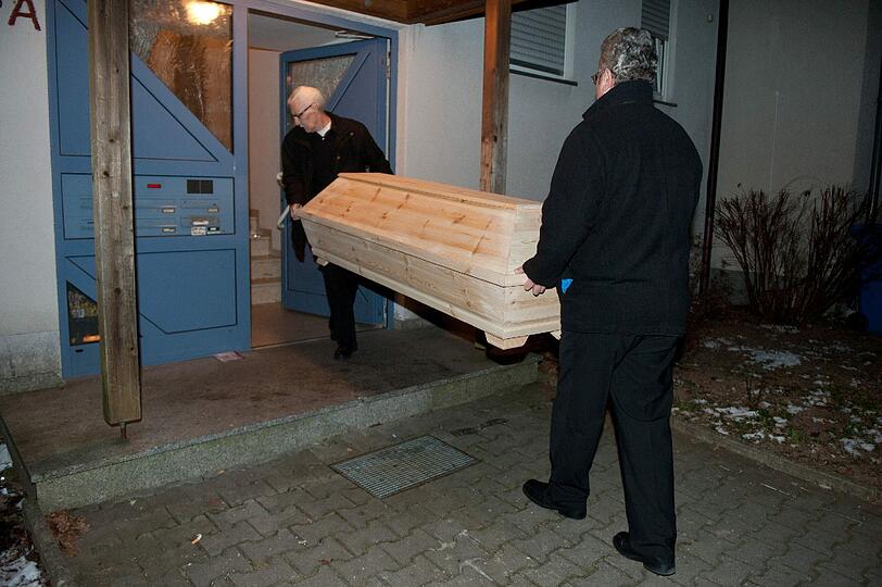 ... in einer Wohnung in dem Gebäude sind zwei Tote entdeckt worden.