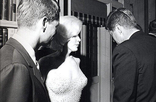 Der bekanntesten Worte, die über Monroes volle Lippen gingen, lauteten: "Happy Birthday, Mr. President!" Im Mai 1962 gratulierte Marilyn Monroe damit dem US-Präsidenten John F. Kennedy (r.) zum Geburtstag.