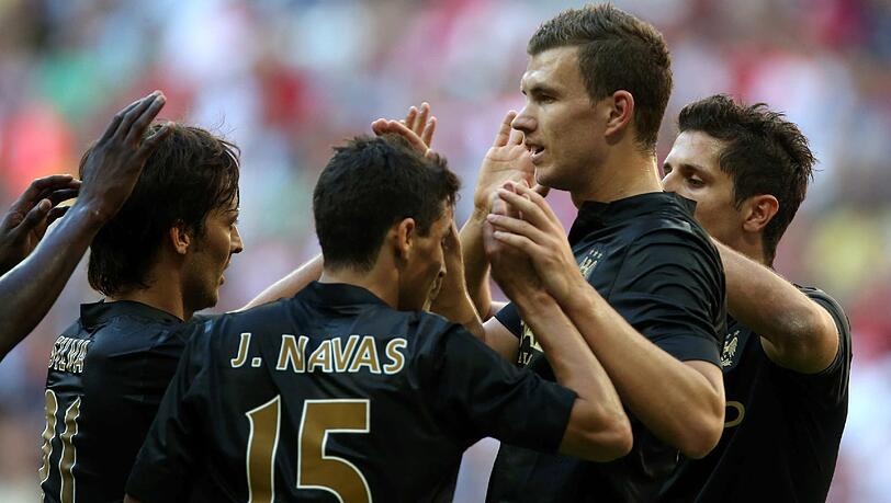 Edin Dzeko, dreifacher Torschütze für Manchester City zur Halbzeit jubelt mit Jesus Navas und David Silva. Edin Dzeko, dreifacher Torschütze für Manchester City zur Halbzeit jubelt mit Jesus Navas und David Silva.
