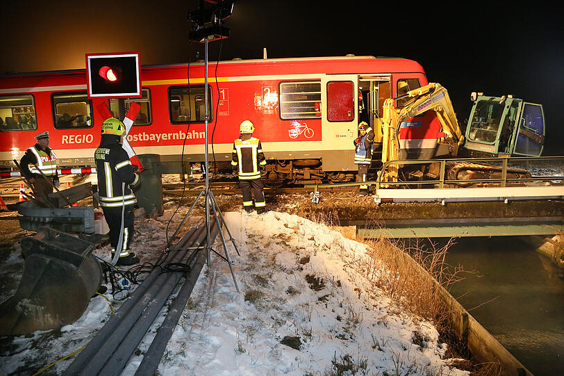 Bei Altötting hat ein Zug einen Bagger gerammt. Die Bilder vom Unfallort.