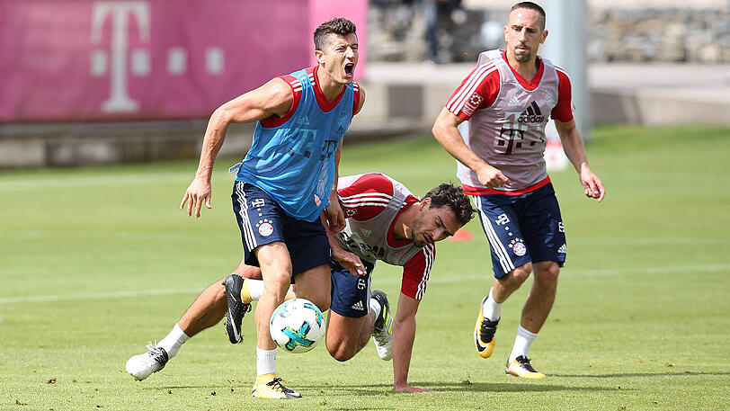Der Stürmer schreit vor Schmerz auf. Rechts Franck Ribéry.