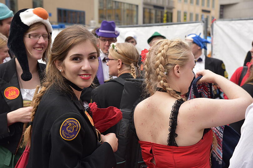 In der Münchner Innenstadt lieferten schwedische Studenten am Freitag ein Mordsspektakel! Die Bilder!