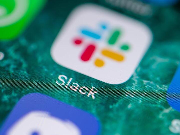 Die Messenger-App Slack wird auf einem Handybildschirm angezeigt. Foto: Fabian Sommer/dpa/Archivbild/Symbolbild