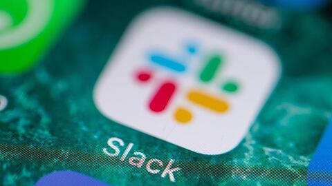 Die Messenger-App Slack wird auf einem Handybildschirm angezeigt. Foto: Fabian Sommer/dpa/Archivbild/Symbolbild