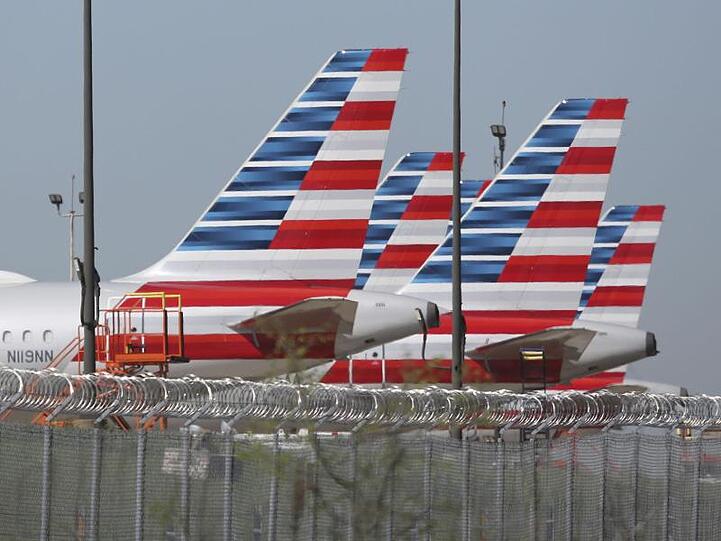 Flugzeuge von American Airlines stehen auf dem internationalen Flughafen Dallas/Fort Worth.