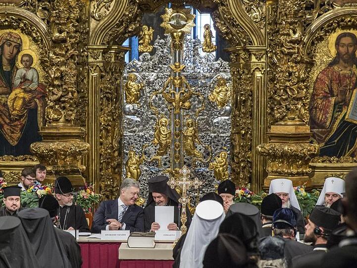 Präsident Petro Poroschenko zusammen mit dem Metropolit Emmanuel während der Synode in der Sophienkathedrale.