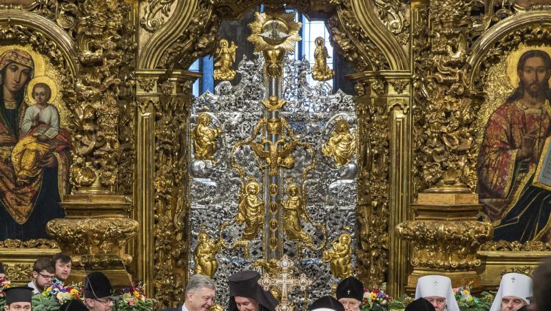 Präsident Petro Poroschenko zusammen mit dem Metropolit Emmanuel während der Synode in der Sophienkathedrale. Präsident Petro Poroschenko zusammen mit dem Metropolit Emmanuel während der Synode in der Sophienkathedrale.