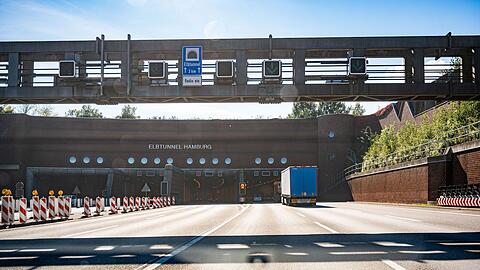 Zufahrt auf der Autobahn 7 auf das Nordportal des Elbtunnels.