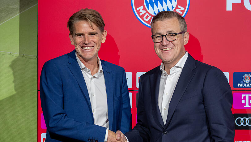 Pressekonferenz in der Allianz Arena: Jan-Christian Dreesen (r), Vorstandsvorsitzender der FC Bayern München AG, stellt Christoph Freund als neuen Sportdirektor des FC Bayern München vor.