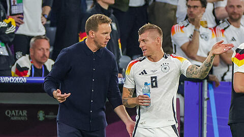Für das Auftreten von Bundestrainer Julian Nagelsmann (l.) und Toni Kroos (r.) findet Modelagent Peyman Amin lobende Worte.