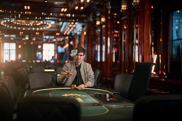 Holz kann durchs Pokern Menschen hervorragend lesen. Er sagt: "Die meisten Menschen, die nicht wahnsinnig gute Lügner sind, sind nervös beim Lügen."