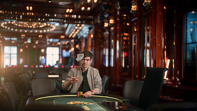 Holz kann durchs Pokern Menschen hervorragend lesen. Er sagt: "Die meisten Menschen, die nicht wahnsinnig gute Lügner sind, sind nervös beim Lügen." Holz kann durchs Pokern Menschen hervorragend lesen. Er sagt: "Die meisten Menschen, die nicht wahnsinnig gute Lügner sind, sind nervös beim Lügen."