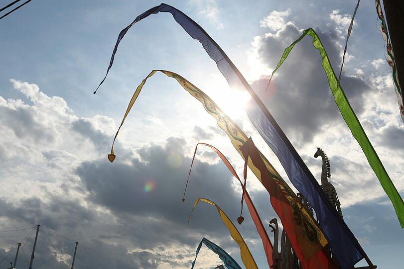 Endspurt: Bis Sonntag wehen auf dem Tollwood-Gelände noch die Fahnen.