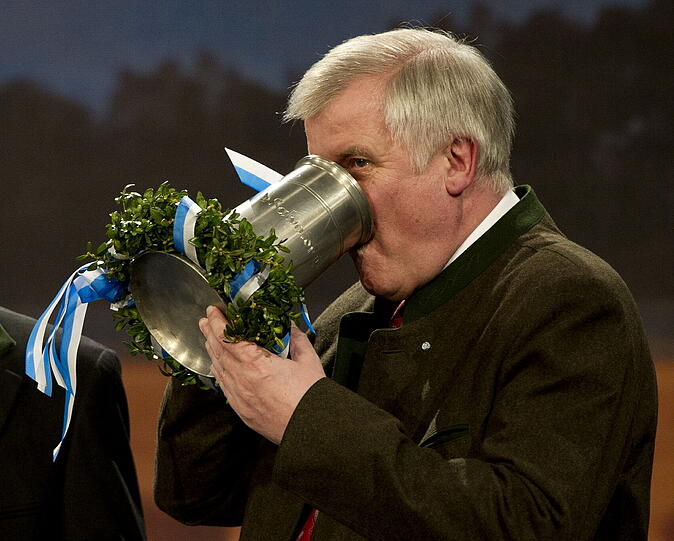 Ein kräftiger Schluck aus dem Zinnkrug: Ministerpräsident Horst Seehofer.