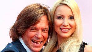 Jürgen Drews posiert zusammen mit seiner Frau Ramona. Jürgen Drews posiert zusammen mit seiner Frau Ramona.