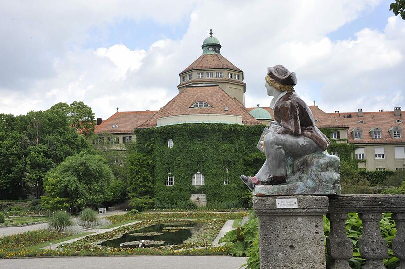 Die Führung geht durch den Botanischen Garten.