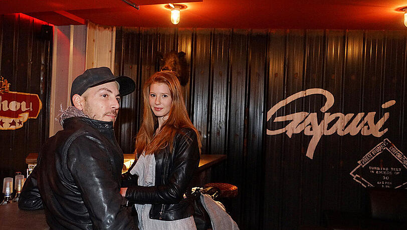Die Gspusi Bar – hier im Bild Tom und Florentine. Die Gspusi Bar – hier im Bild Tom und Florentine.