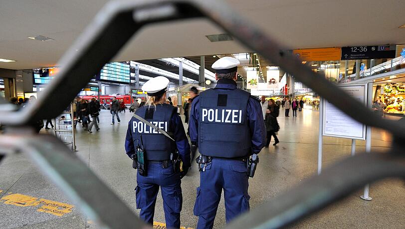Bundespolizisten beobachten das Geschehen am Hauptbahnhof. Sie haben immer wieder mit Streitereien zwischen Passanten zu tun. (Symbolbild) Bundespolizisten beobachten das Geschehen am Hauptbahnhof. Sie haben immer wieder mit Streitereien zwischen Passanten zu tun. (Symbolbild)