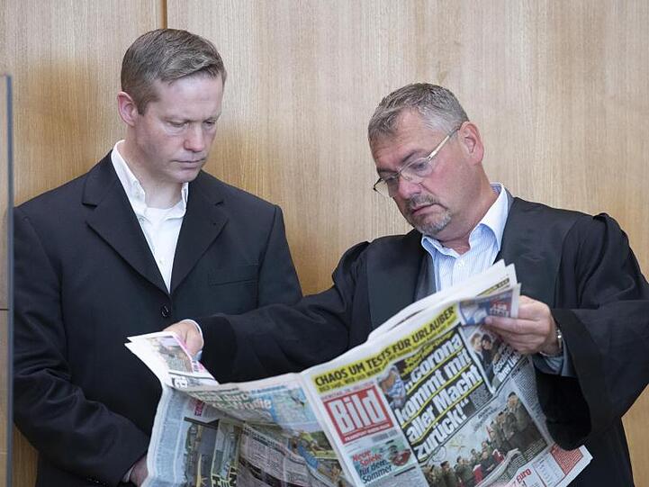 Rechtsanwalt Frank Hannig (r) verteidigt den Angeklagten Stephan Ernst (l) nicht länger.