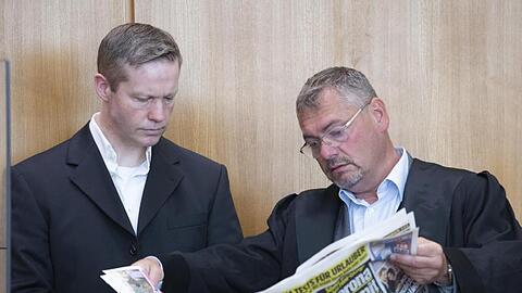 Rechtsanwalt Frank Hannig (r) verteidigt den Angeklagten Stephan Ernst (l) nicht länger.