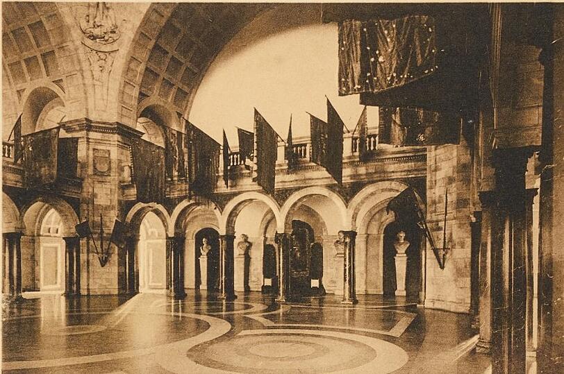 1905: der fahnengeschmückte Kuppelsaal des Armeemuseums.