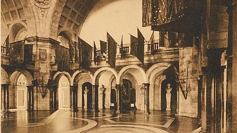 1905: der fahnengeschmückte Kuppelsaal des Armeemuseums.