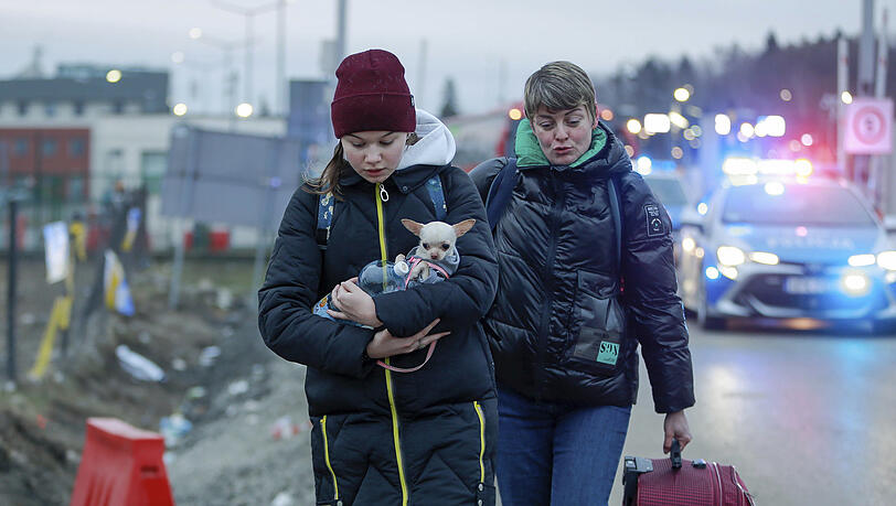 Ukrainische Geflüchtete kommen am polnischen Grenzübergang an -Polen hat bereits zahlreiche Schutzsuchende aufgenommen. Ukrainische Geflüchtete kommen am polnischen Grenzübergang an -Polen hat bereits zahlreiche Schutzsuchende aufgenommen.