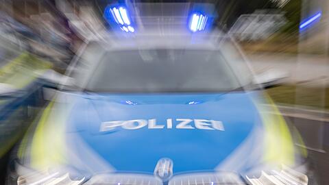 Ein Streifenwagen der Polizei mit eingeschaltetem Blaulicht.